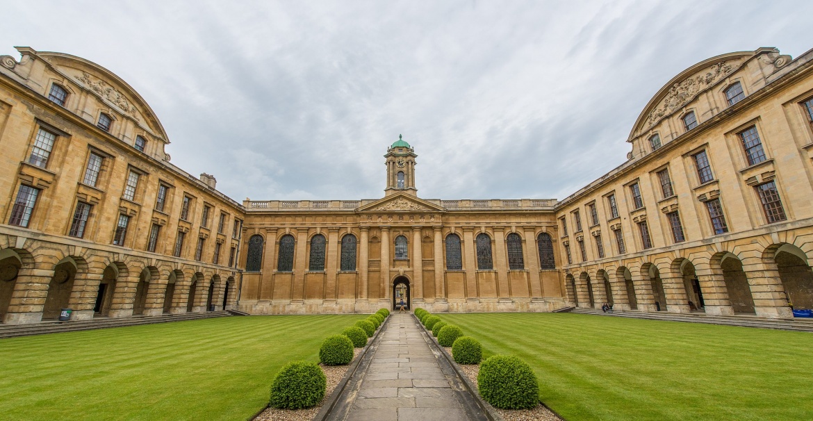 International colleges. Оксфордский университет Великобритания. Oxford International College. Оксфордский университет внутри. Оксфордский университет институт будущего человечества.