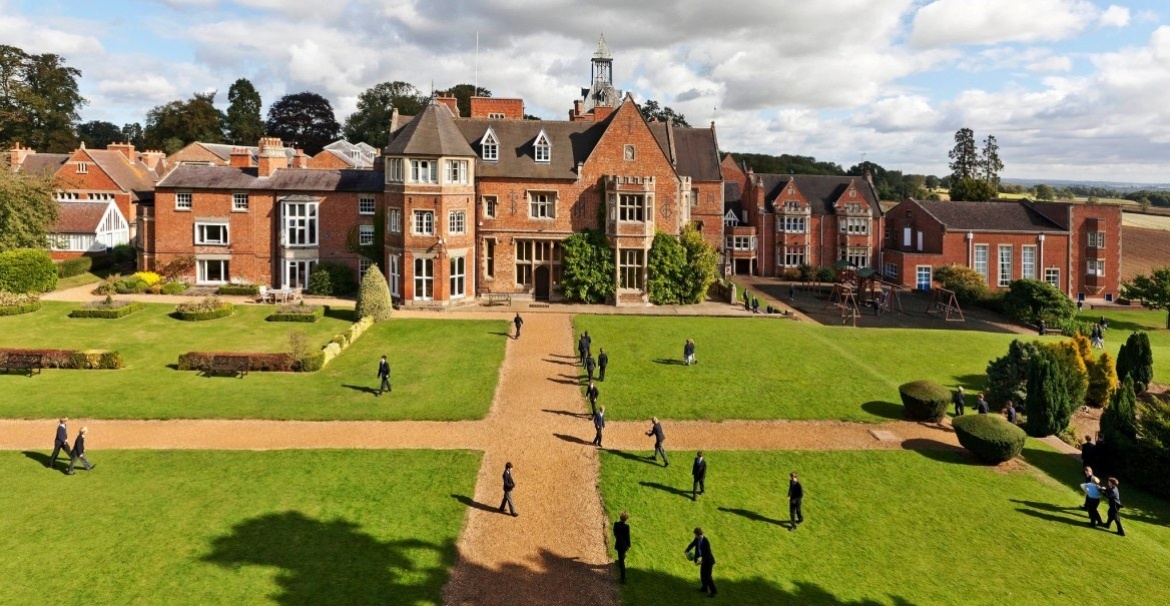 State school in britain. Бординг скул в Англии. Школа в Англии Boarding School. Школы Пансионы в Великобритании. Millfield школа в Великобритании.